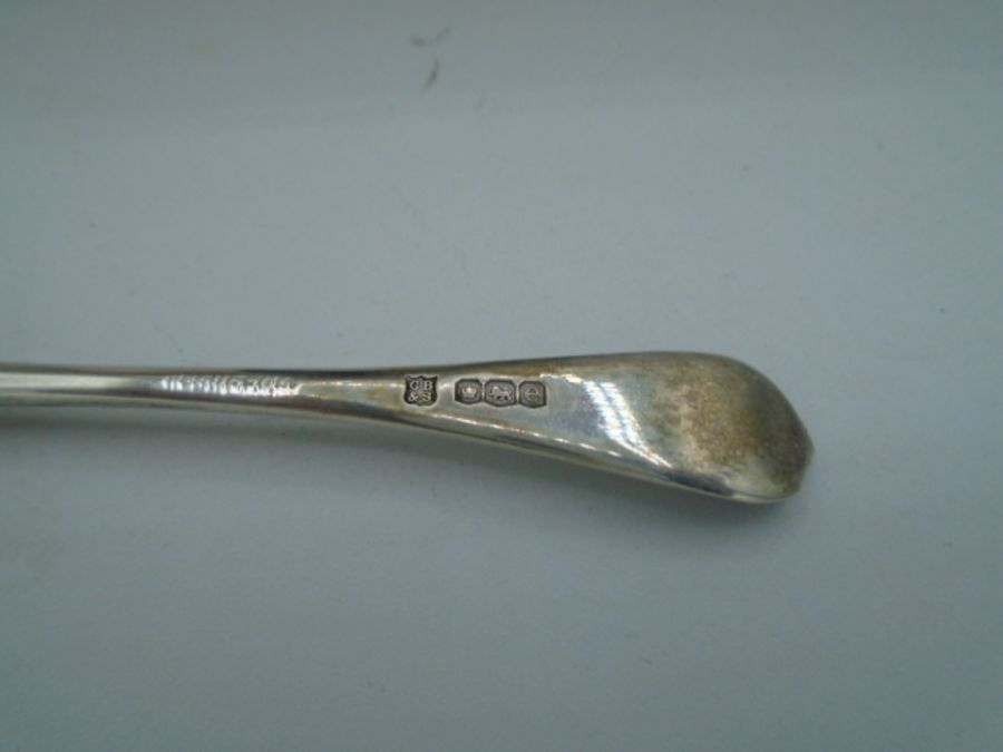 A Boxed set of Silver hallmarked teaspoons (Sheffield, 1922 by Cooper Brothers & Sons Ltd) total - Image 4 of 4