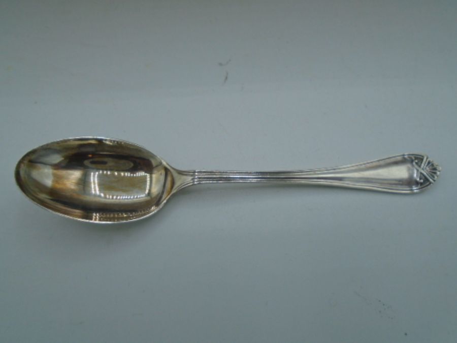A Boxed set of Silver hallmarked teaspoons (Sheffield, 1922 by Cooper Brothers & Sons Ltd) total - Image 3 of 4