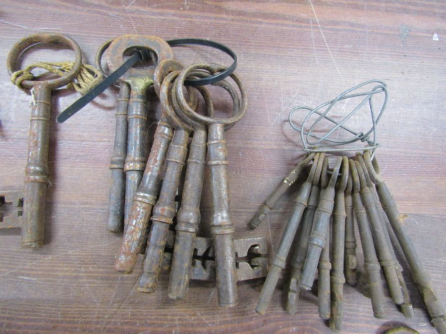 Vintage keys, padlocks and 2 leather pouches - Image 8 of 12