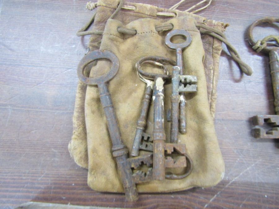 Vintage keys, padlocks and 2 leather pouches - Image 9 of 12