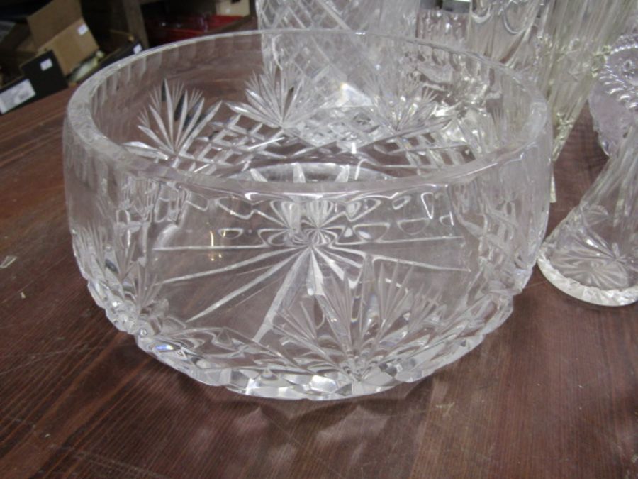 Quality glass and crystal bowls and vases - Image 2 of 4