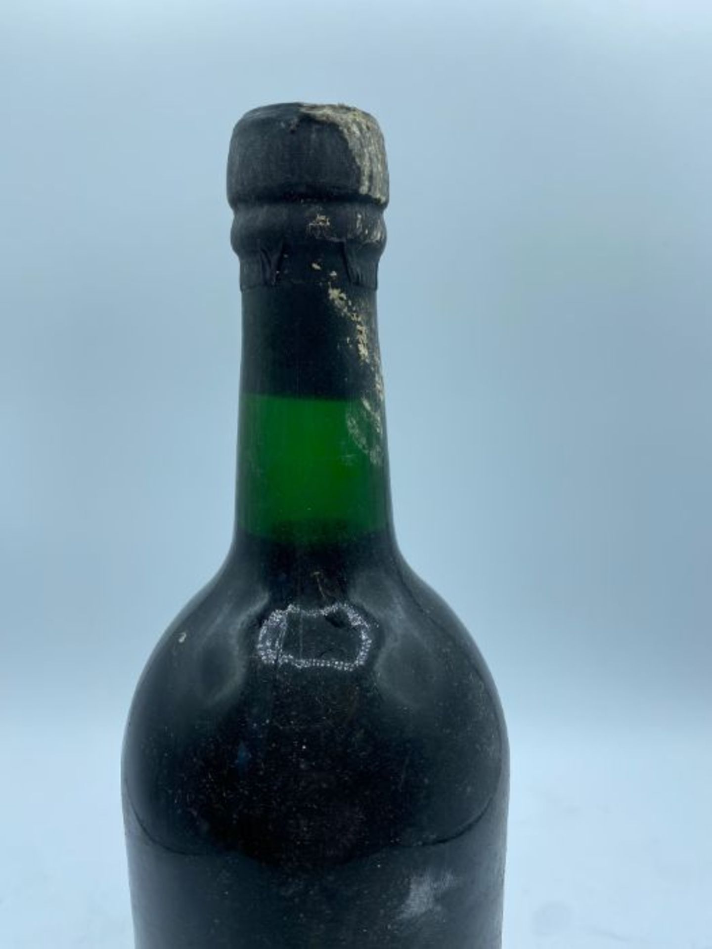 1970 Dow's Vintage Port 75cl (Level of port is Base Neck). The wax seal is in good condition. - Image 2 of 3