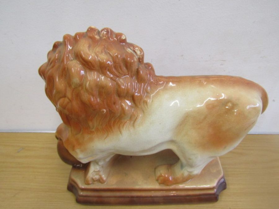 A large Staffordshire ceramic lion 37x30cm - Image 3 of 4