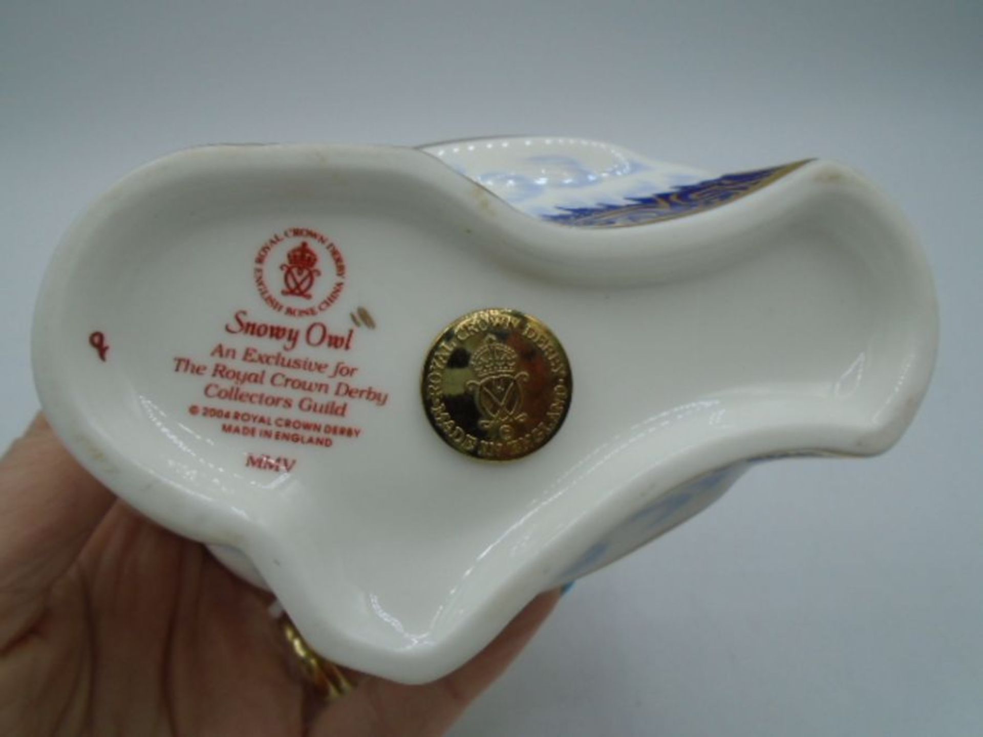 Royal Crown Derby Snowy Owl Collectors Guild Paperweight with gold stopper, 10cm tall - Image 5 of 5