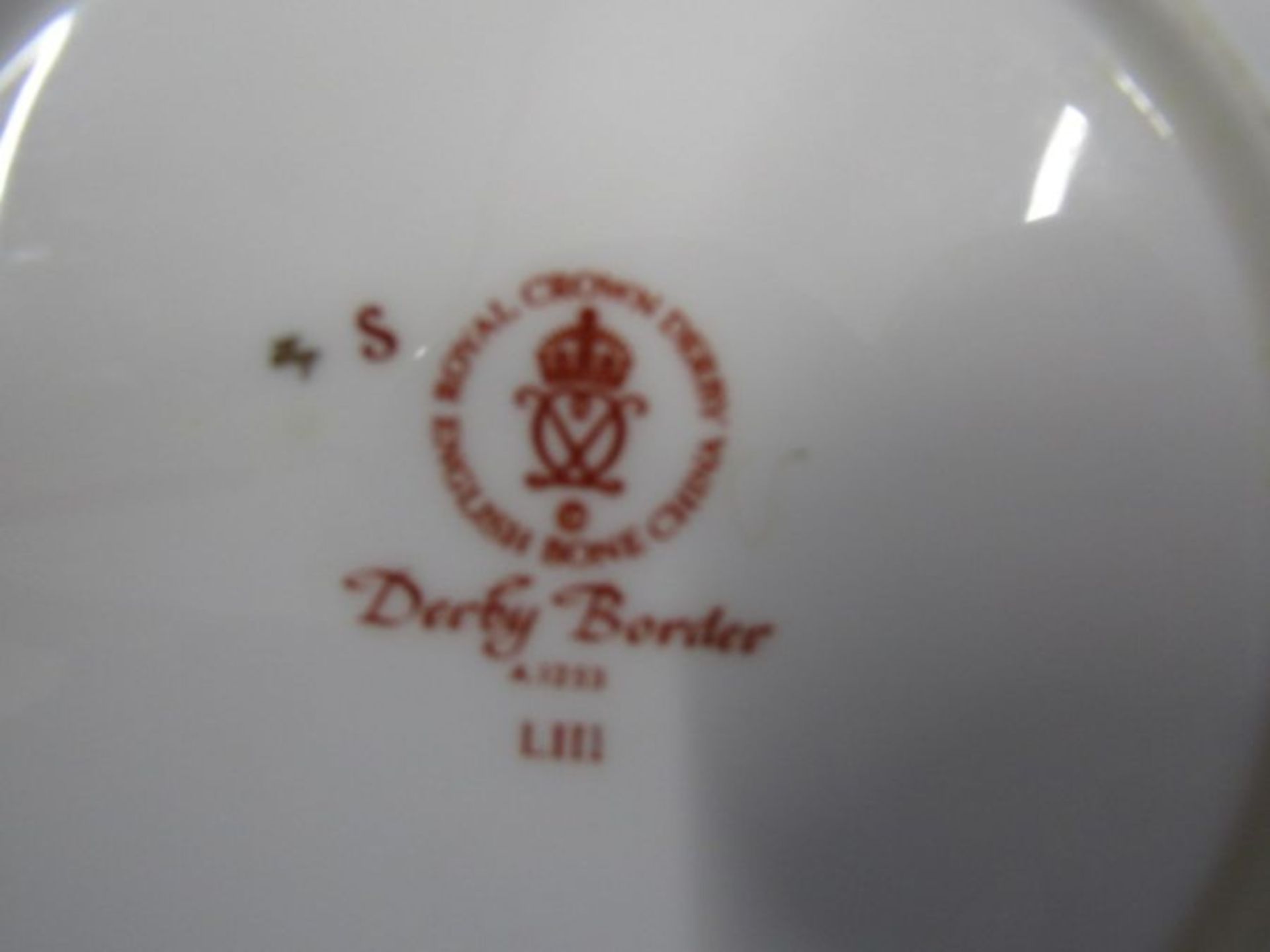 Royal Crown Derby Derby Border pattern A1253 tea service incl tea pot, milk jug, sugar bowl, 14 cups - Image 9 of 11