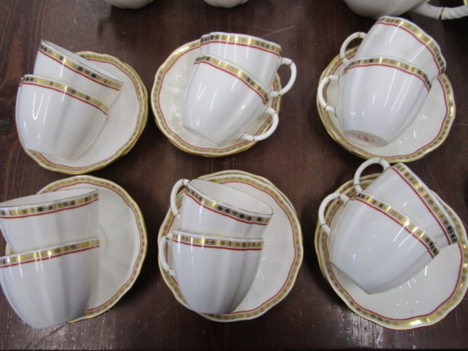 Royal Crown Derby Carlton Red pattern A1301 part tea service to incl 12 cups and saucers, 12 plates, - Image 8 of 10