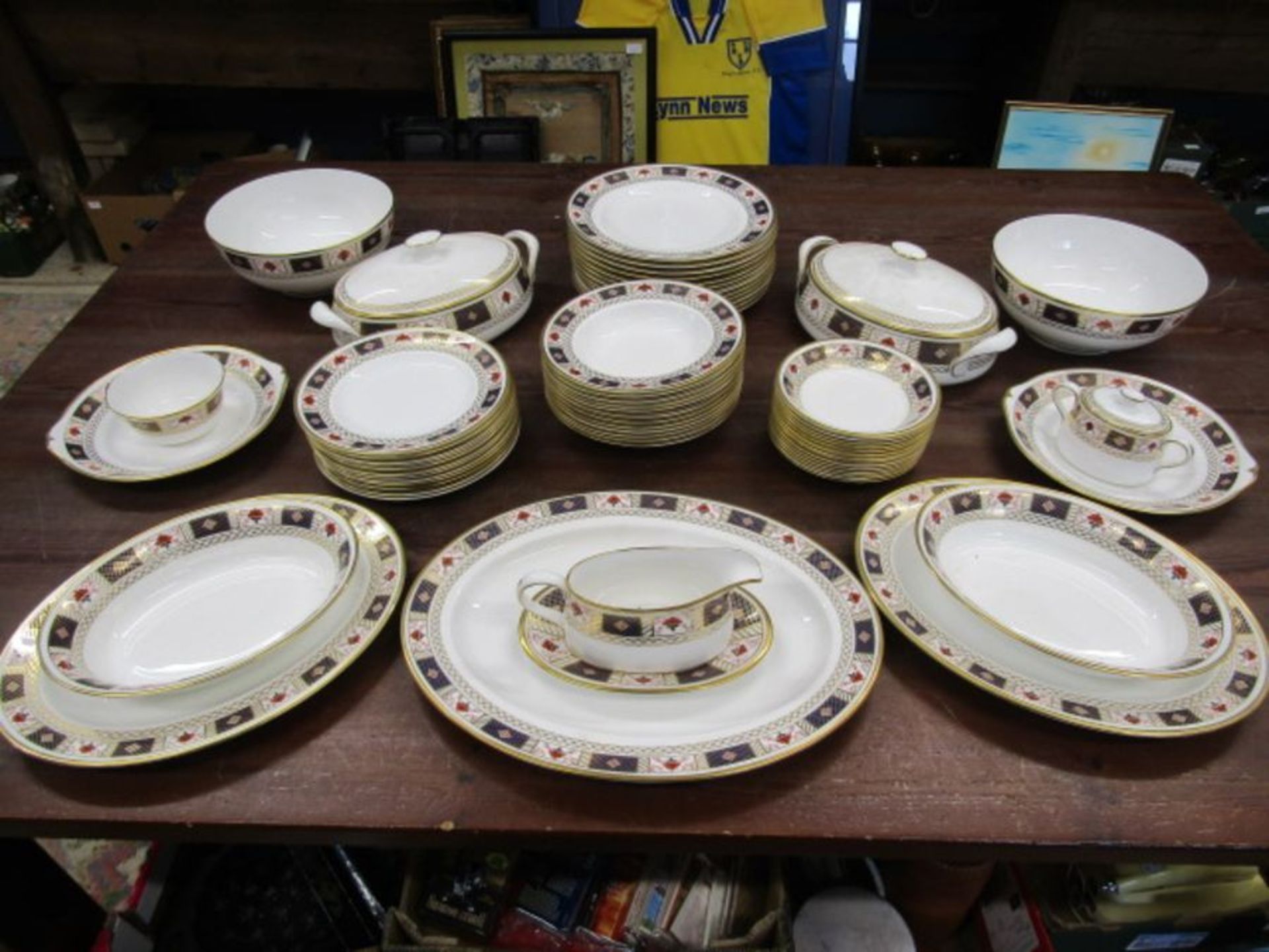 Royal Crown Derby Derby Border pattern A1253 dinner service to incl meat platters, serving bowls,