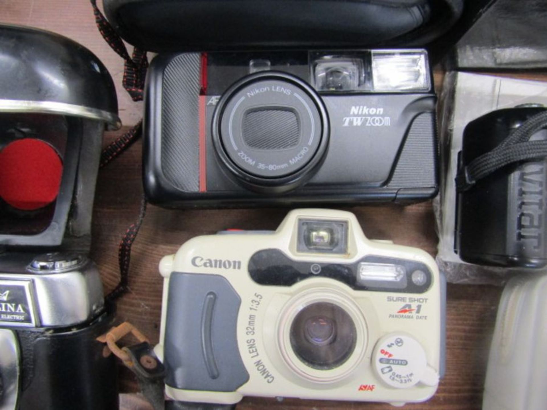 Collection of camera's- Nikon TW zoom, Polaroid land camera 'The Button', Halina Paulette - Image 4 of 7