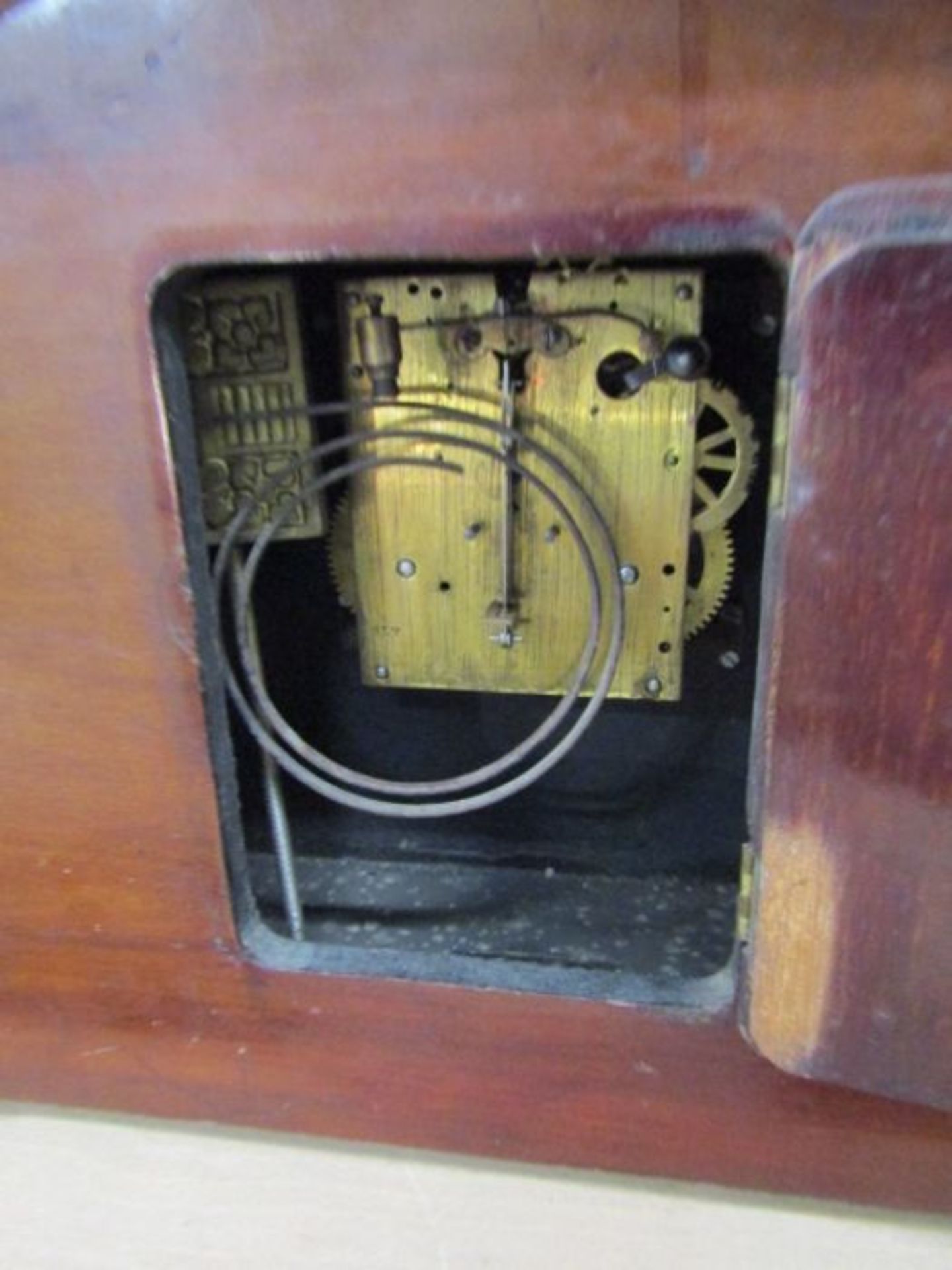 Mahogany inlaid mantel clock with key - Image 2 of 2