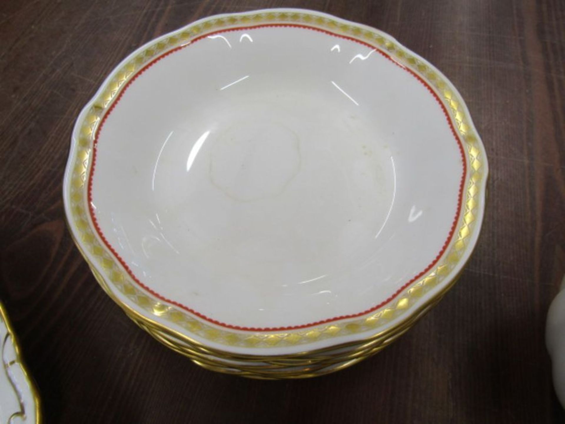 Royal Crown Derby Carlton Red pattern A1301 part tea service to incl 12 cups and saucers, 12 plates, - Image 4 of 10