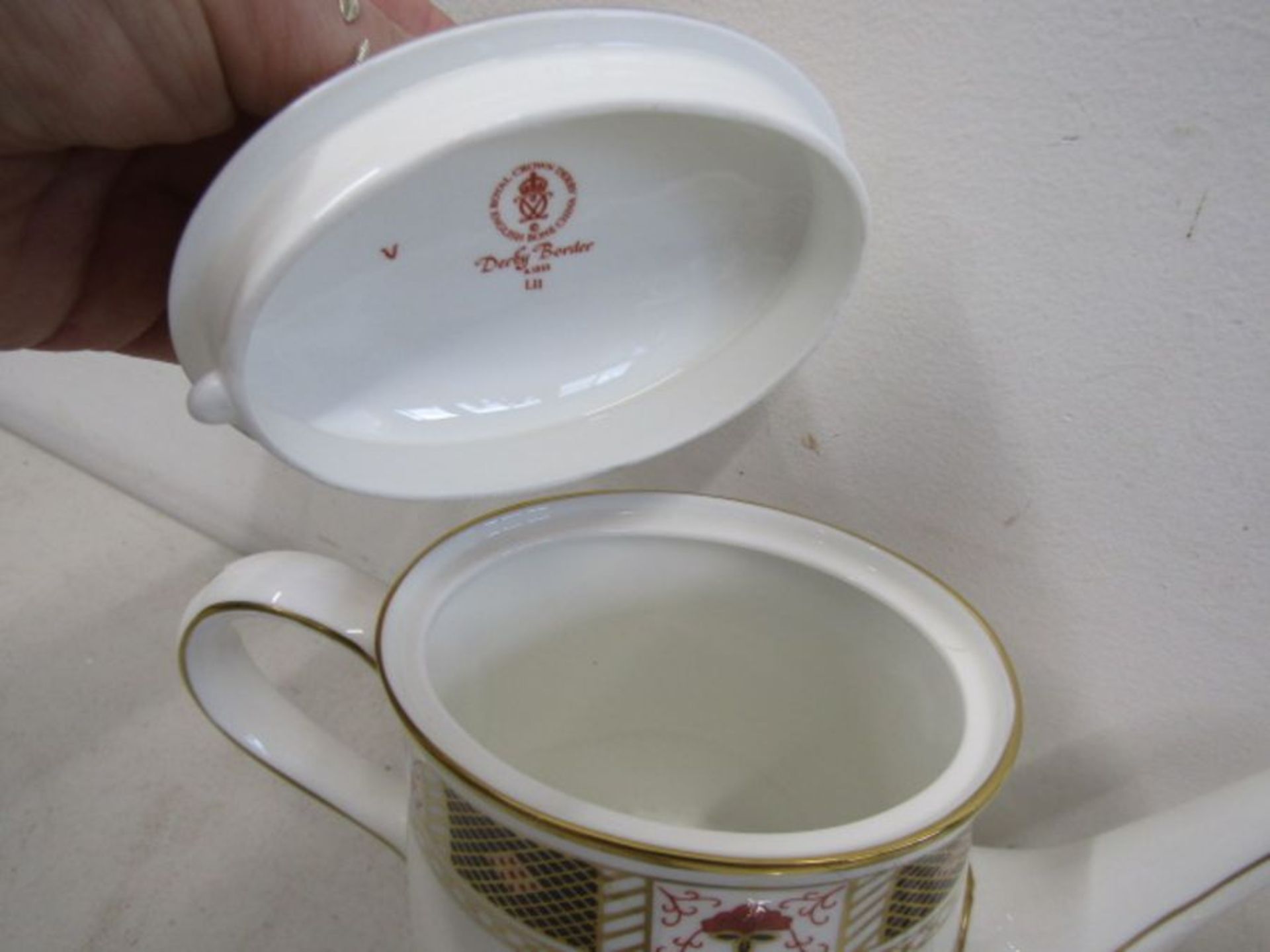 Royal Crown Derby Derby Border pattern A1253 tea service incl tea pot, milk jug, sugar bowl, 14 cups - Image 7 of 11