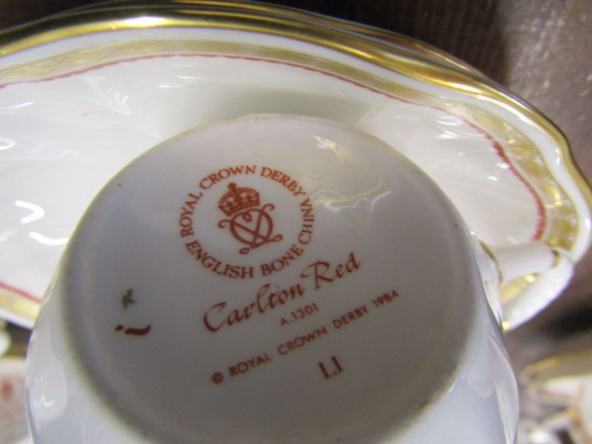 Royal Crown Derby Carlton Red pattern A1301 part tea service to incl 12 cups and saucers, 12 plates, - Image 3 of 10