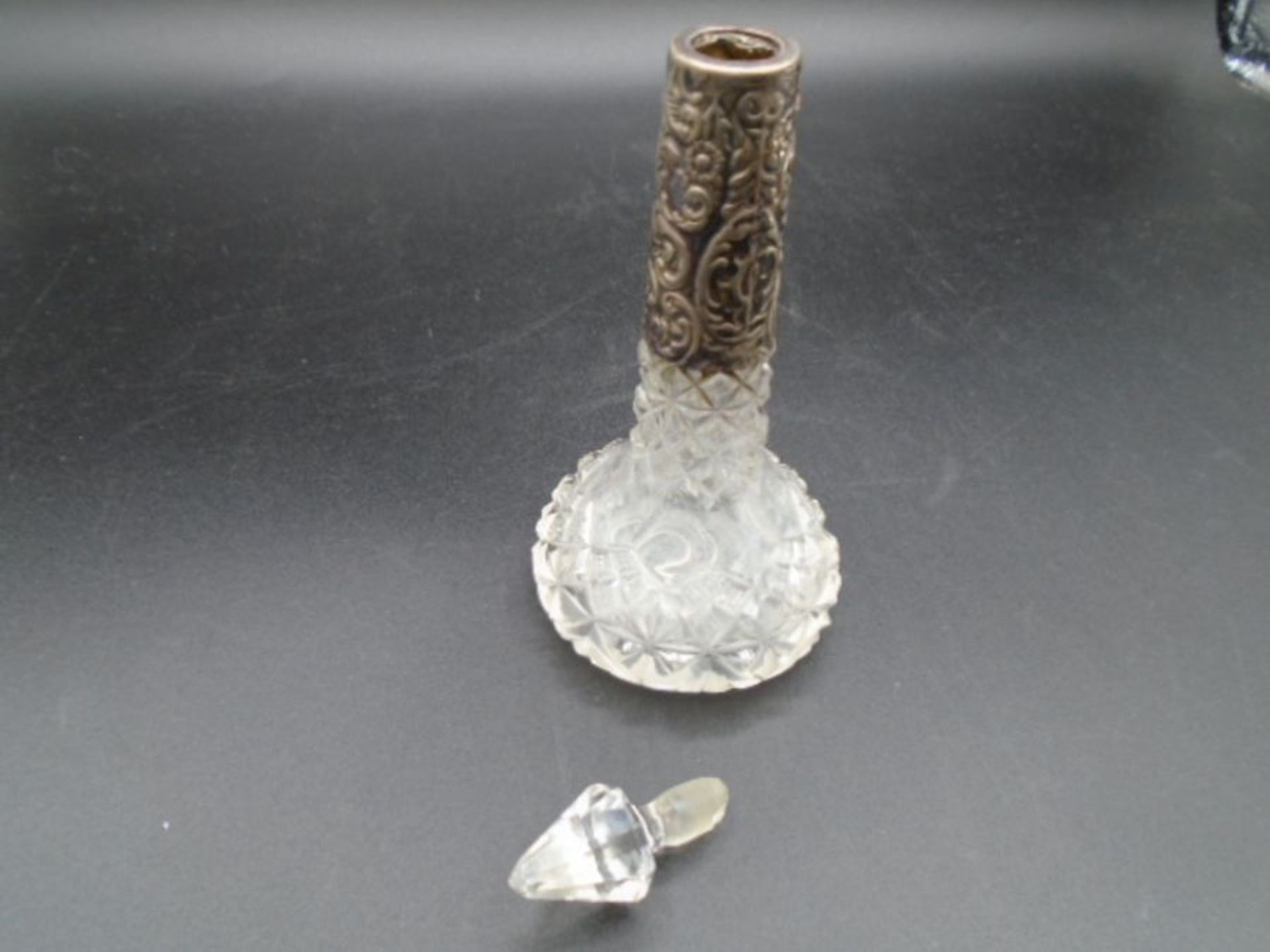 A silver collared glass scent bottle (Sheffield, 1903 by Walker & hall) has slight chip to stopper - Image 2 of 3