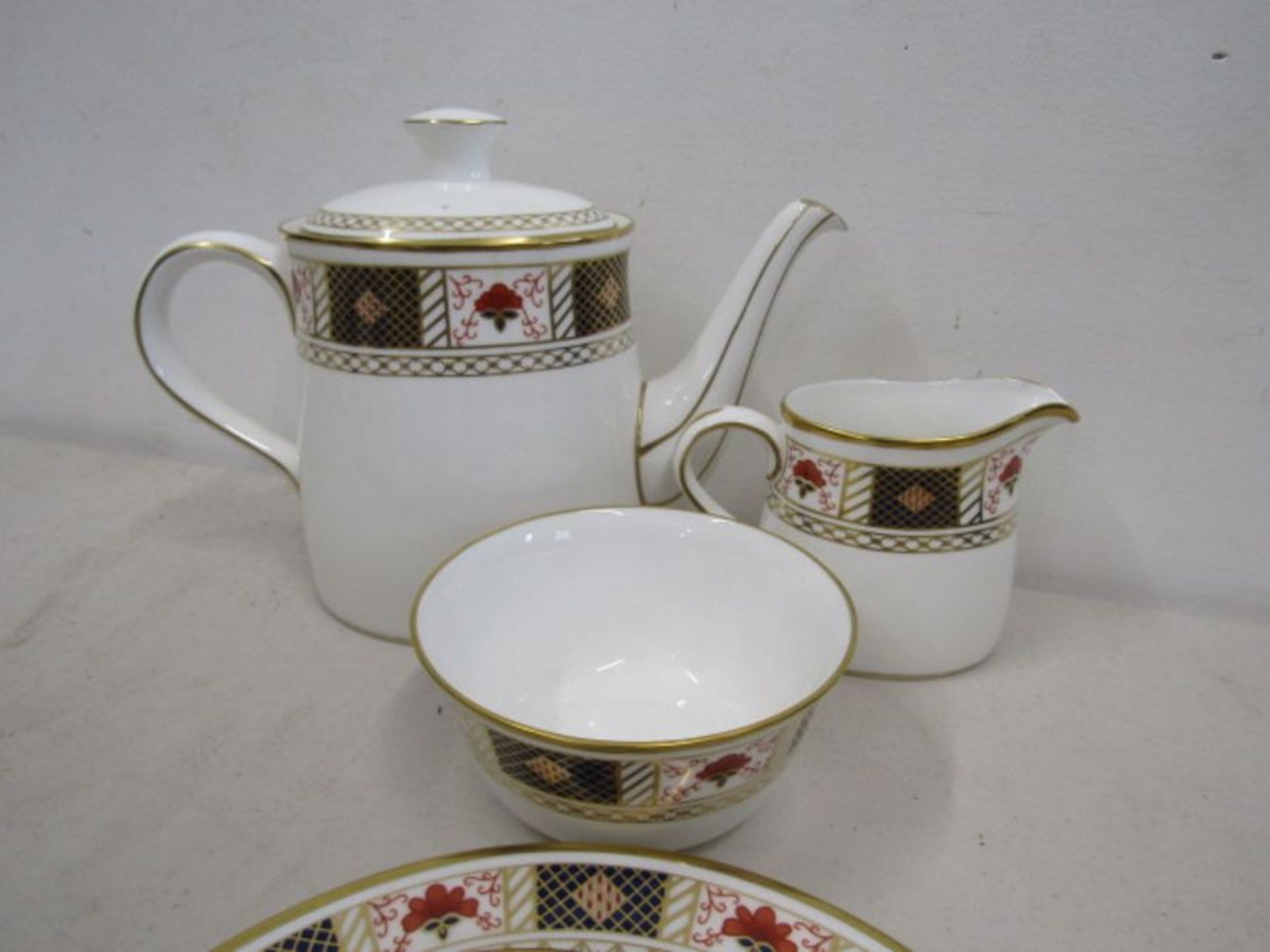 Royal Crown Derby Derby Border pattern A1253 tea service incl tea pot, milk jug, sugar bowl, 14 cups - Image 6 of 11