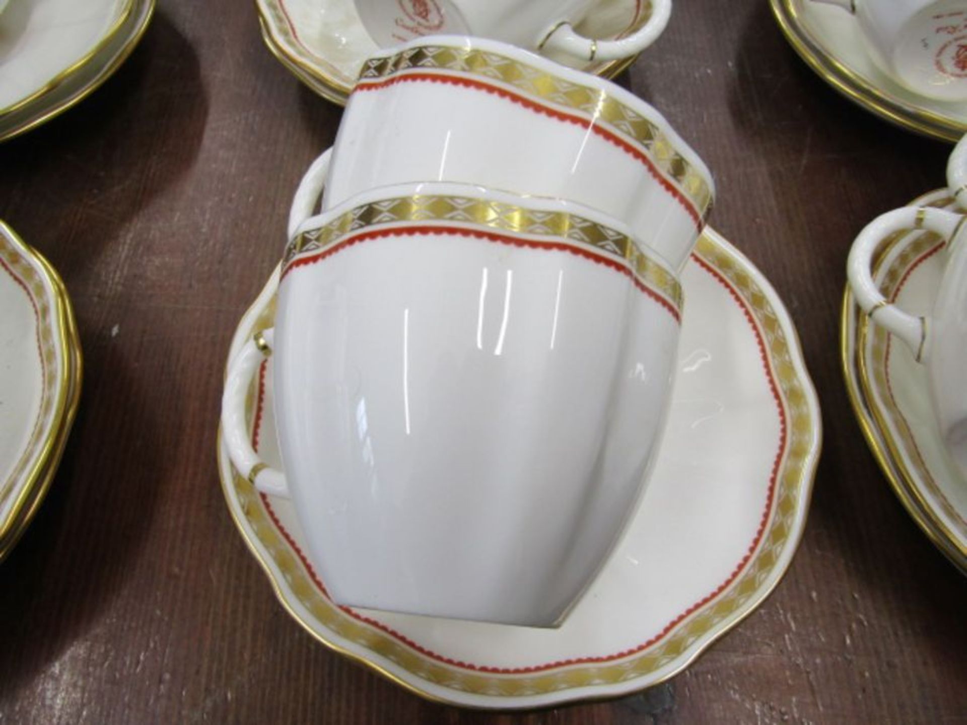 Royal Crown Derby Carlton Red pattern A1301 part tea service to incl 12 cups and saucers, 12 plates, - Image 2 of 10