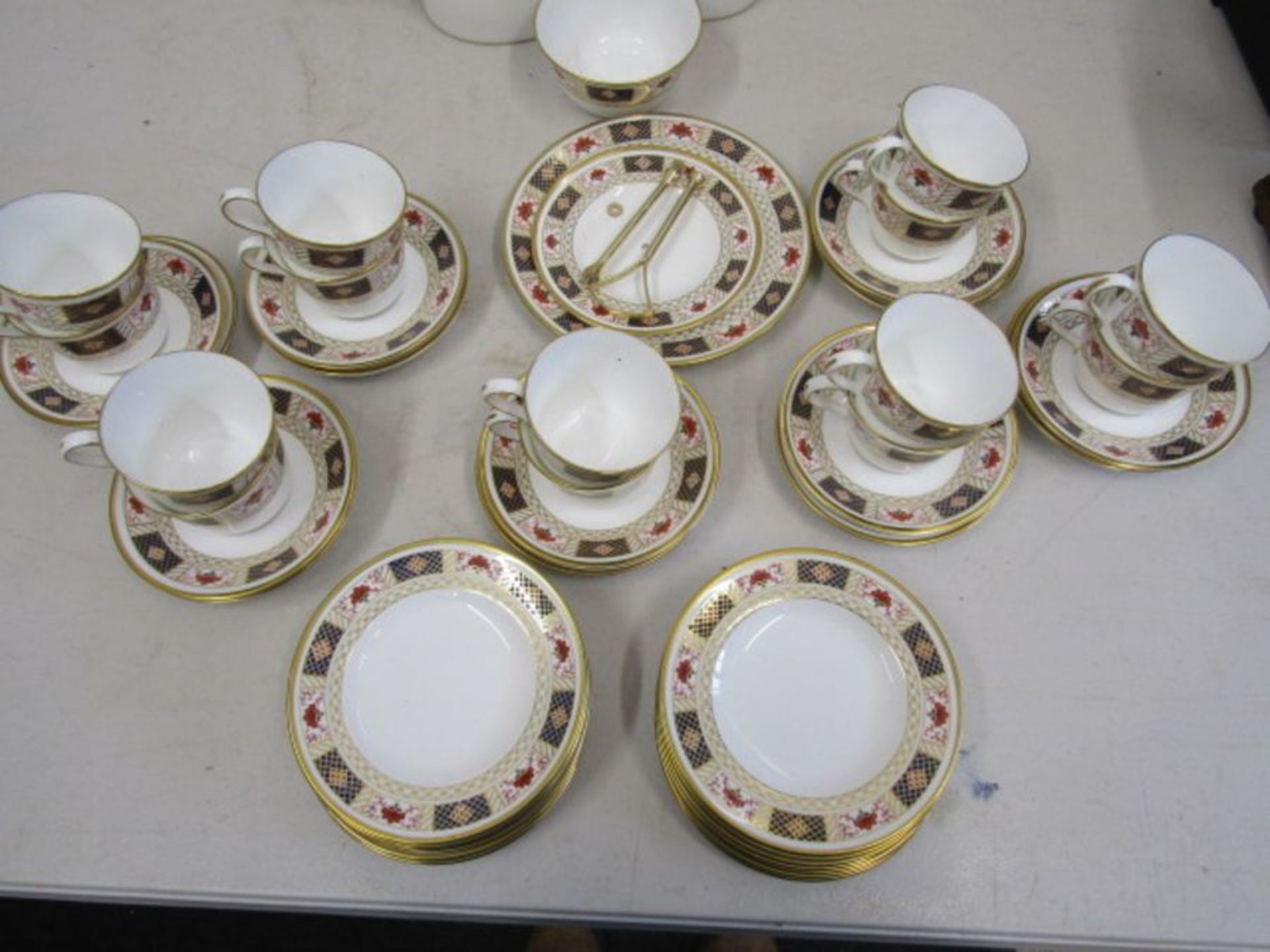 Royal Crown Derby Derby Border pattern A1253 tea service incl tea pot, milk jug, sugar bowl, 14 cups - Image 10 of 11