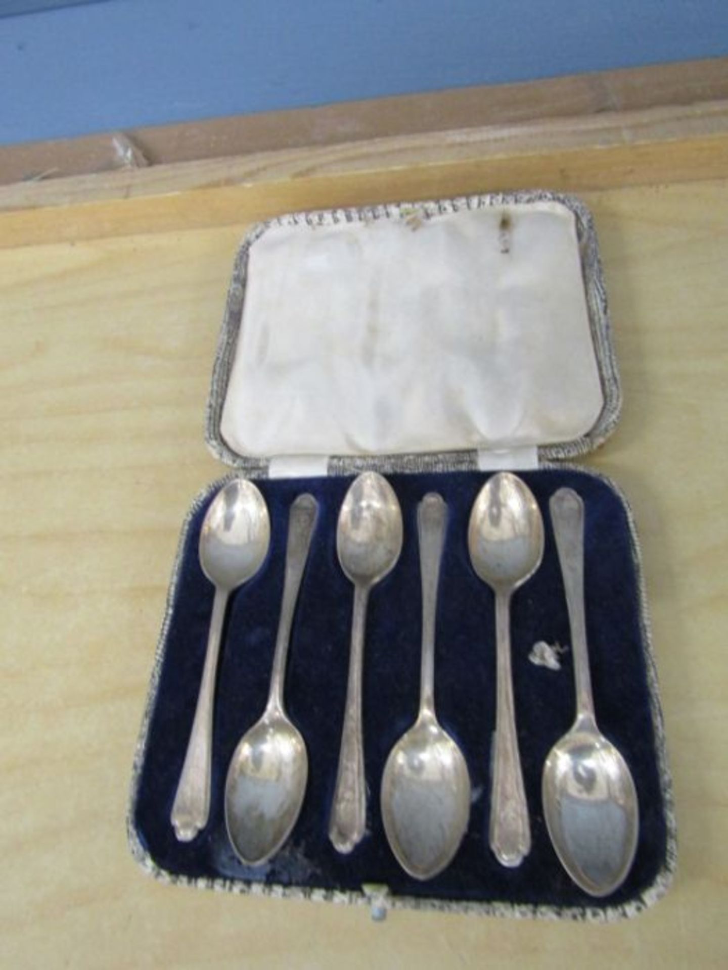 Set of 6 silver hallmarked teaspoons in case. Approx 80 grams silver