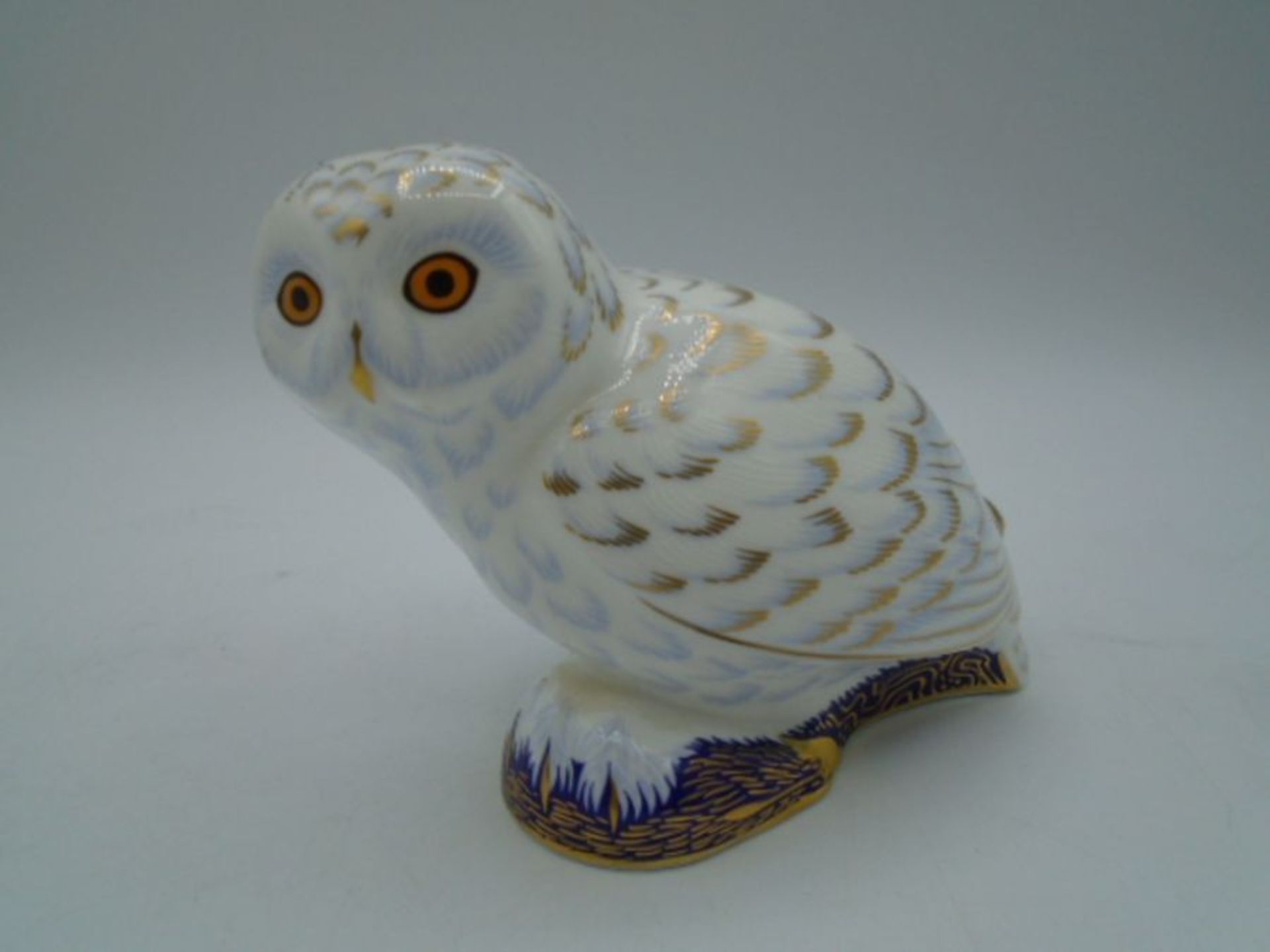 Royal Crown Derby Snowy Owl Collectors Guild Paperweight with gold stopper, 10cm tall