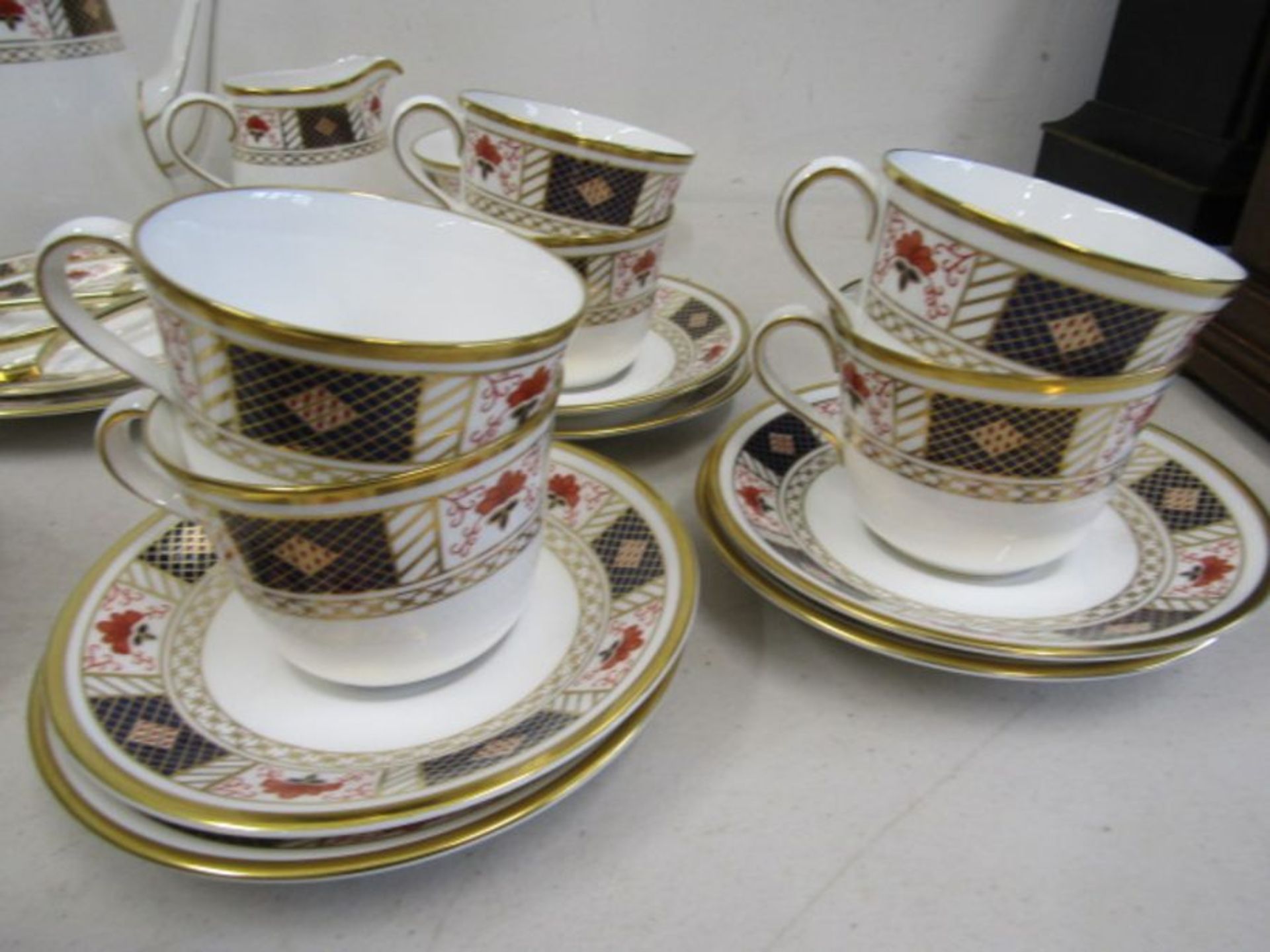 Royal Crown Derby Derby Border pattern A1253 tea service incl tea pot, milk jug, sugar bowl, 14 cups - Image 4 of 11