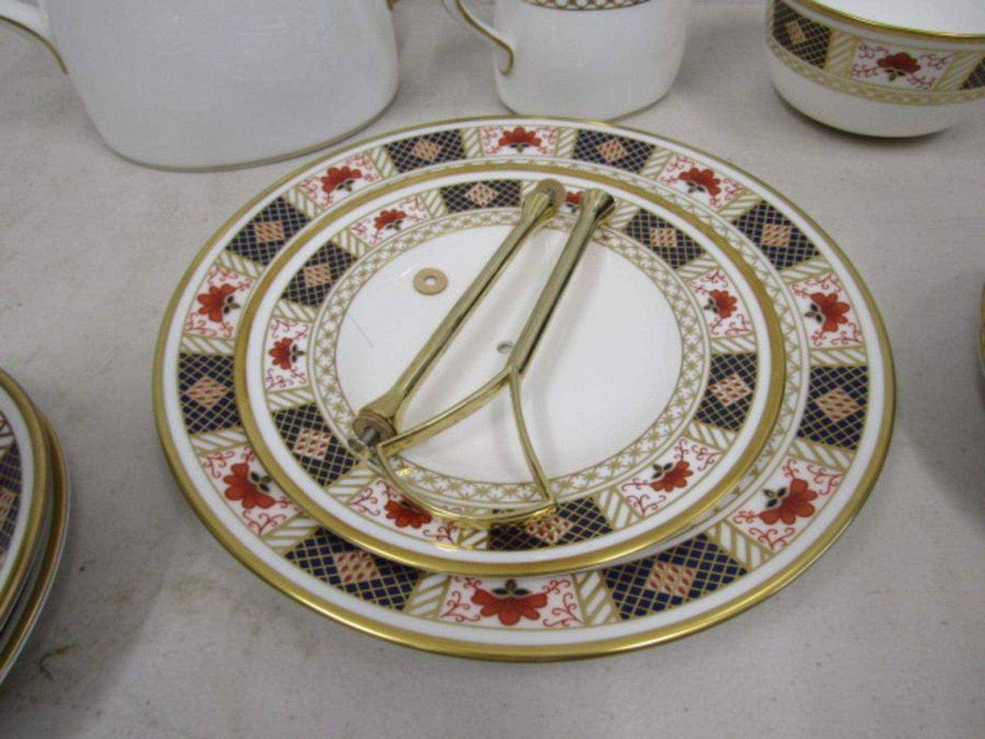 Royal Crown Derby Derby Border pattern A1253 tea service incl tea pot, milk jug, sugar bowl, 14 cups - Image 5 of 11