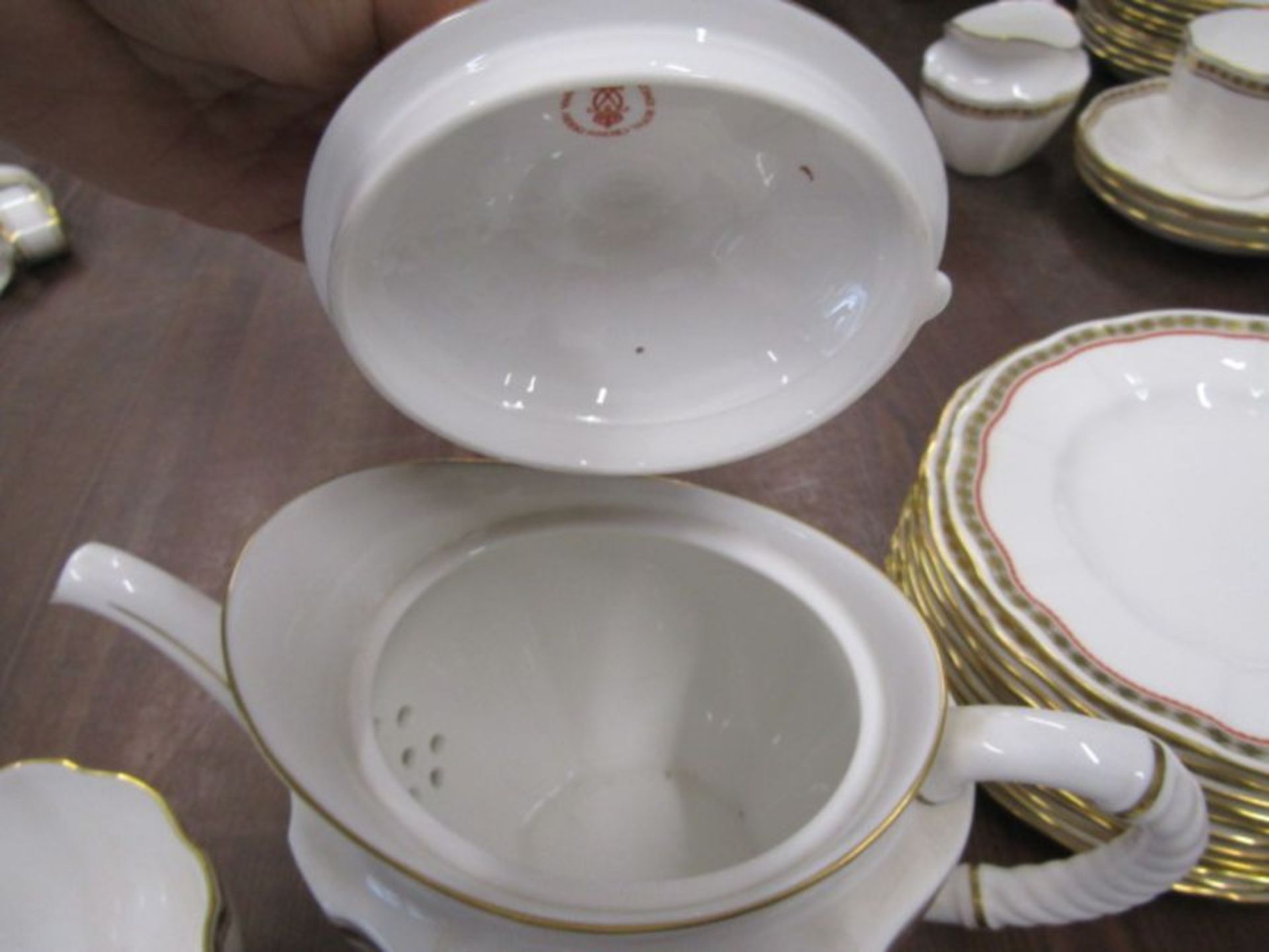 Royal Crown Derby Carlton Red pattern A1301 part tea service to incl 12 cups and saucers, 12 plates, - Image 10 of 10