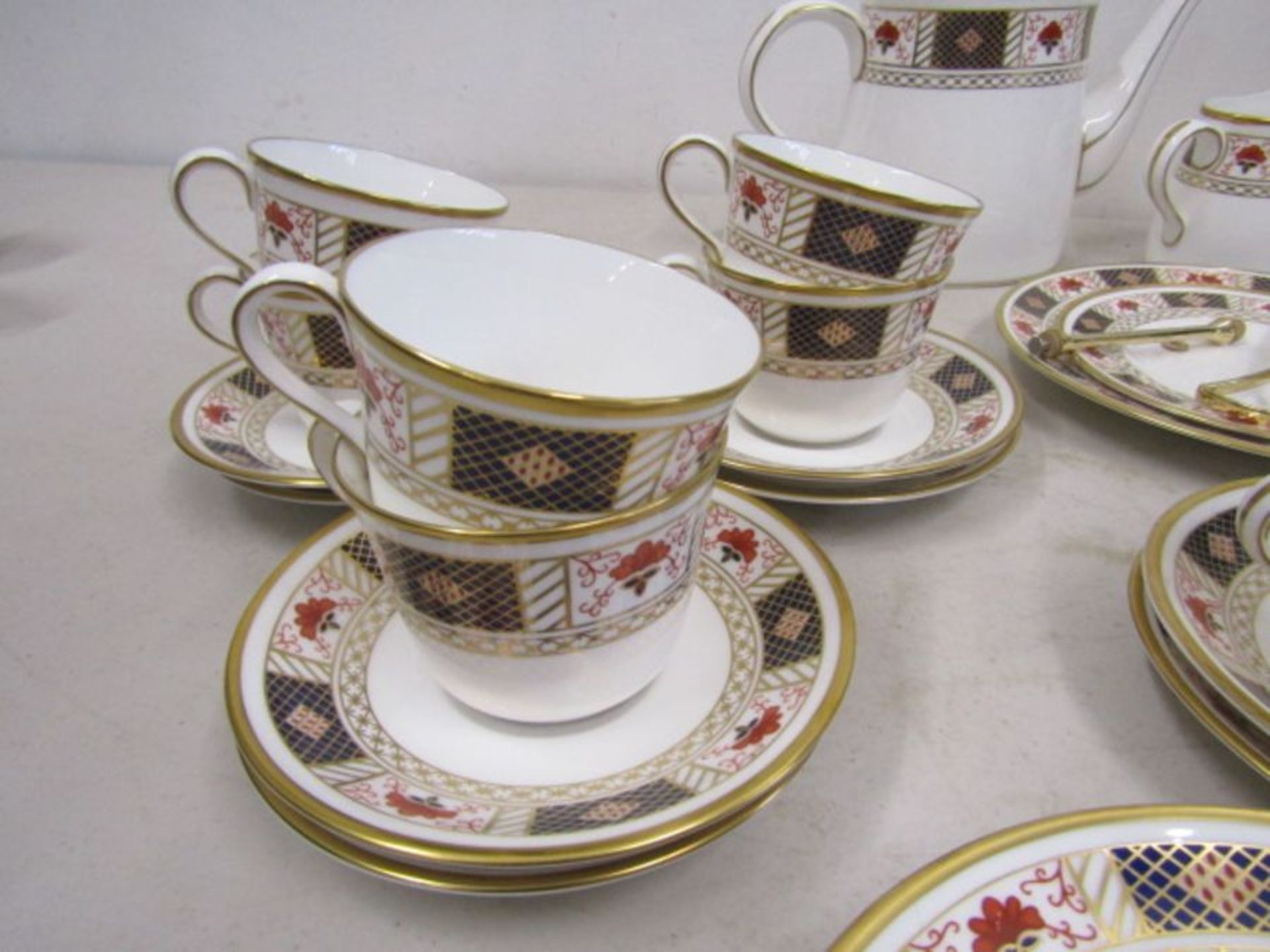 Royal Crown Derby Derby Border pattern A1253 tea service incl tea pot, milk jug, sugar bowl, 14 cups - Image 3 of 11