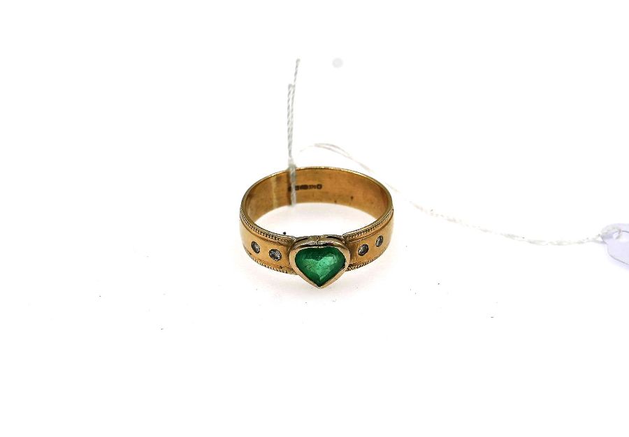 9ct gold dress ring with heart shaped emerald and two diamonds on each shoulder (total approx - Image 2 of 2