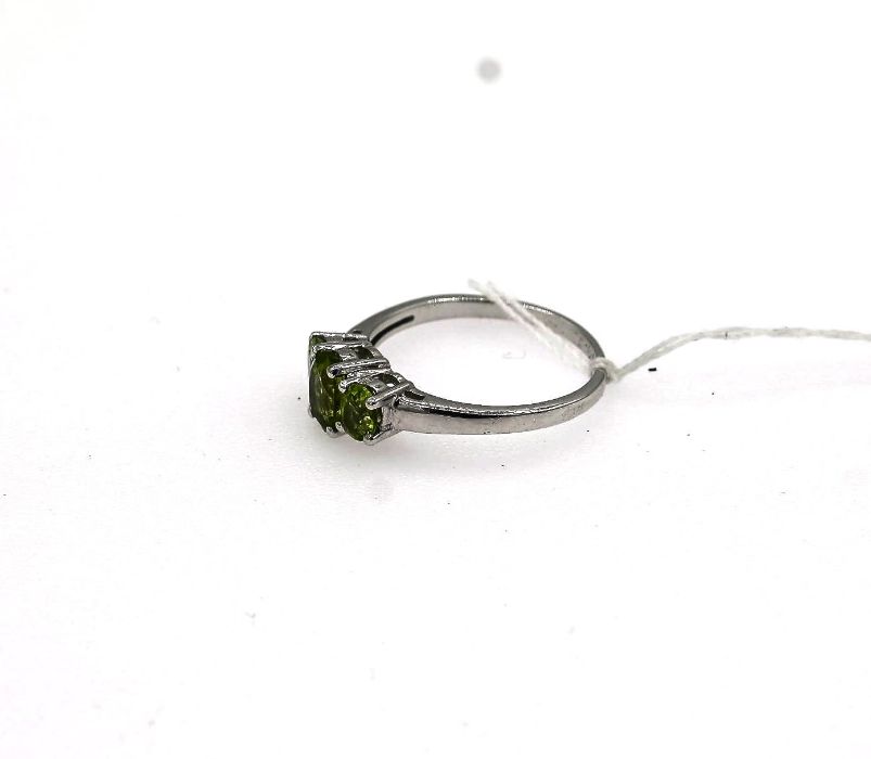 Silver dress ring with 3 graduated claw set oval peridots - Image 2 of 2