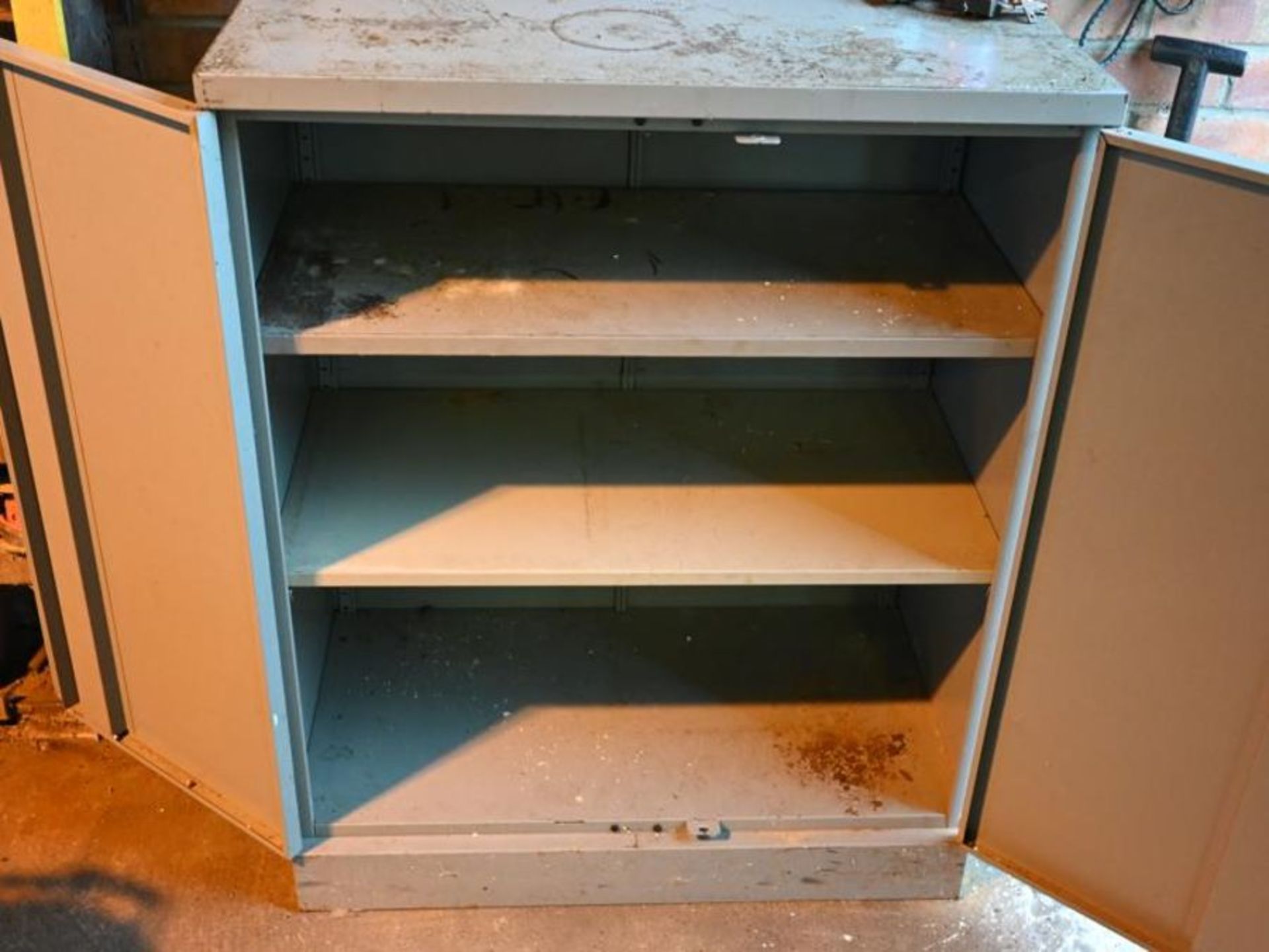 Metal workshop cabinet 90cm x 46cm x 102cm - Image 2 of 2