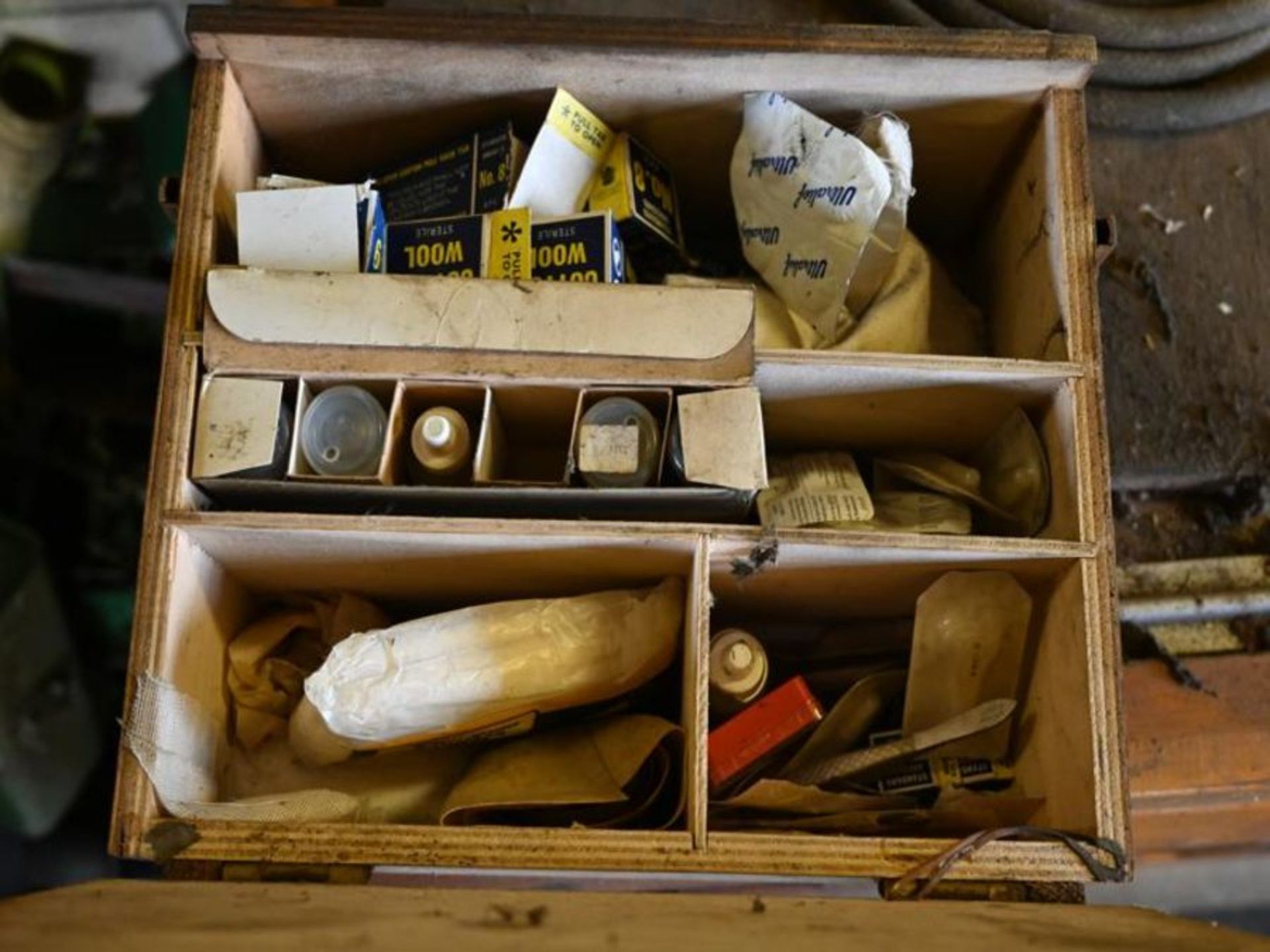 Vintage first aid box in wooden case with contents - Bild 2 aus 2
