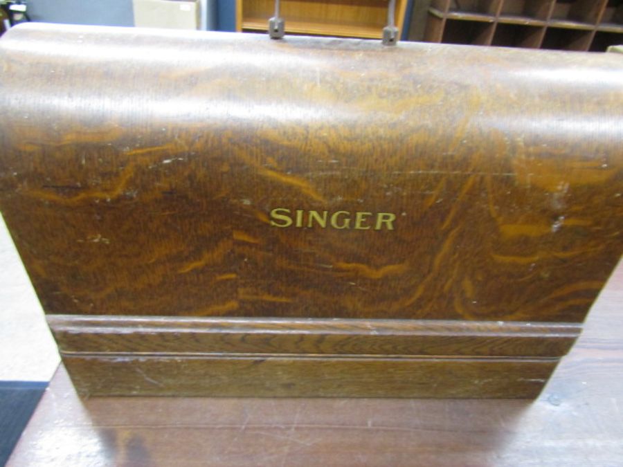 vintage Singer sewing machine- no key so cant unlock the case