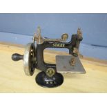 Miniature vintage Singer sewing machine with clamp H17cm approx