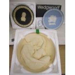 Wedgwood Guinness 25 yrs boxed plate, Queen Mother 1987 plate  and Dante di Volteradici plate, all
