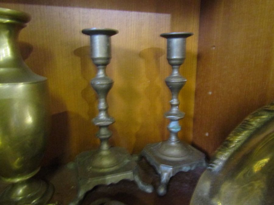 Brass candlesticks, brass vases, brass horse bookends and keys - Image 3 of 5