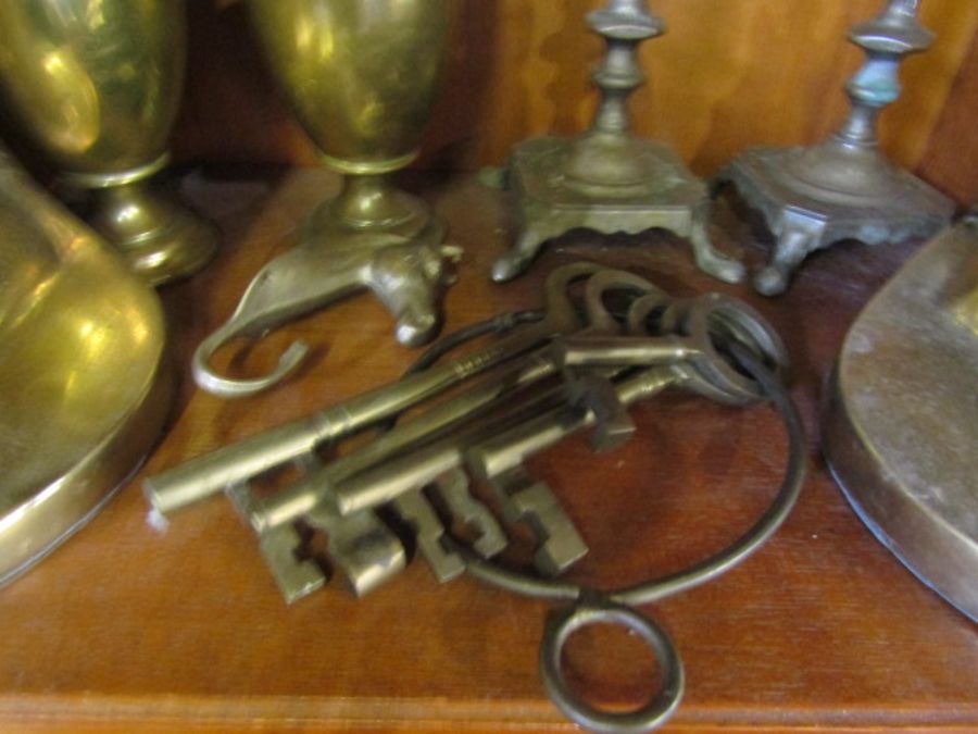 Brass candlesticks, brass vases, brass horse bookends and keys - Image 4 of 5