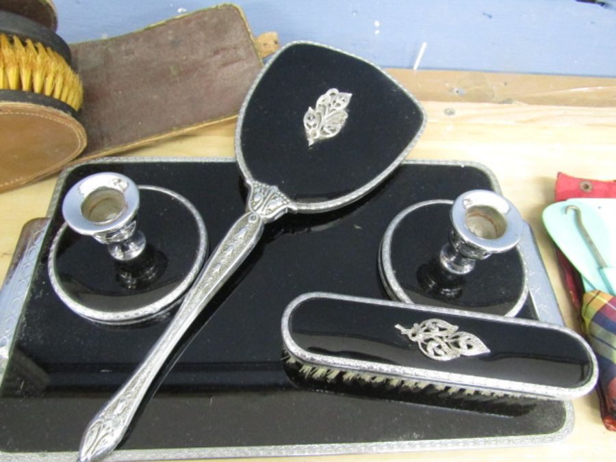 Vintage dressing table sets and brushed in leather case - Image 3 of 5