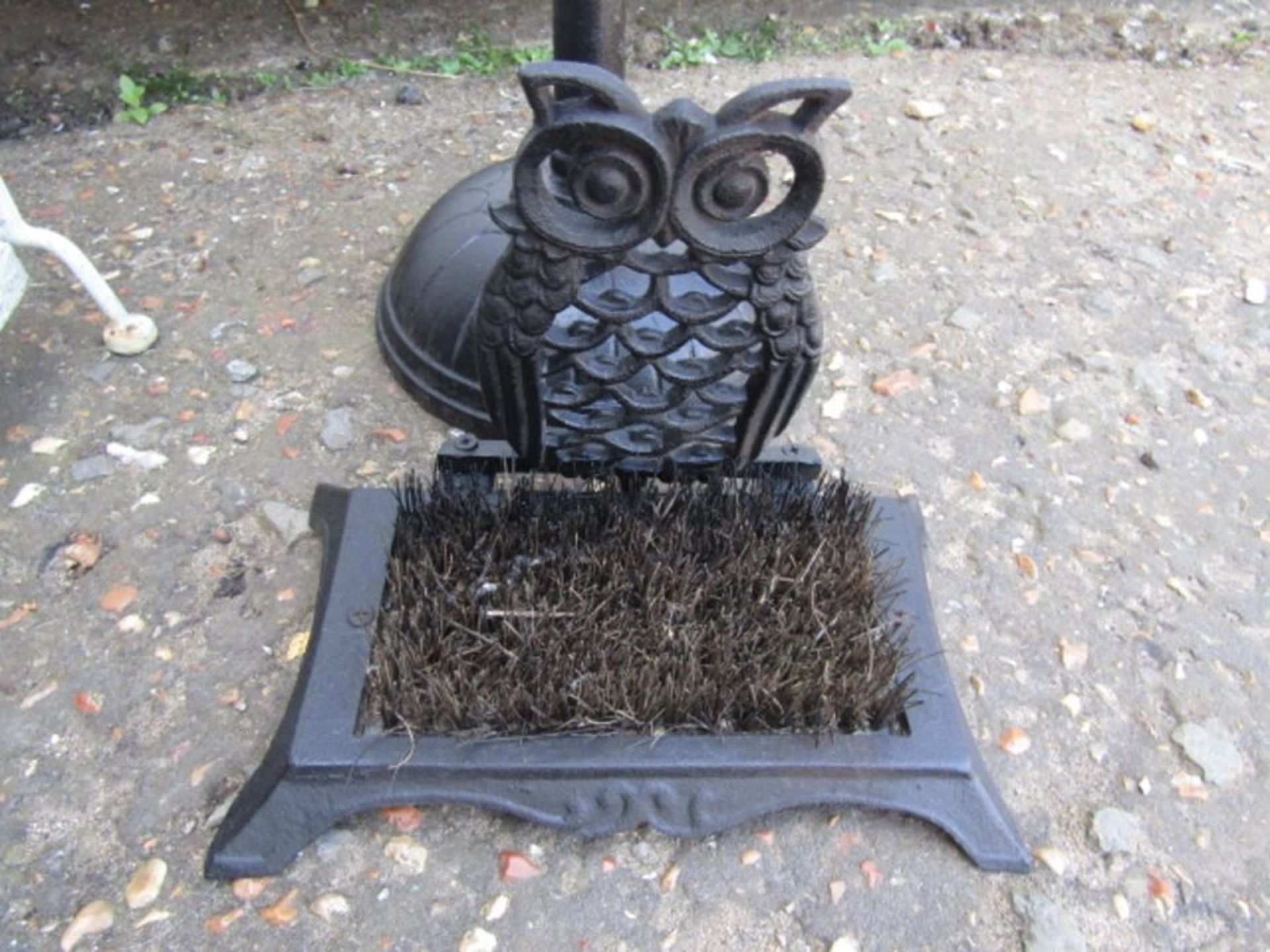 Green metal corner garden shelving, cast iron bird bath and owl boot brush - Image 3 of 4