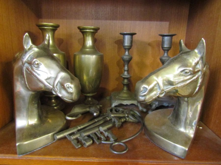 Brass candlesticks, brass vases, brass horse bookends and keys - Image 5 of 5