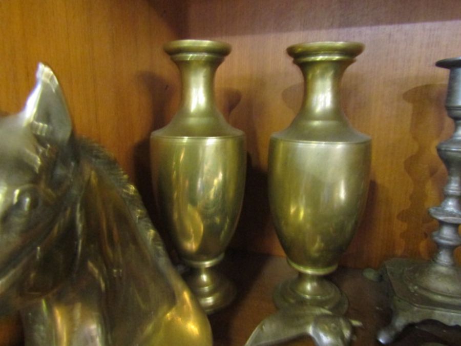 Brass candlesticks, brass vases, brass horse bookends and keys - Image 2 of 5