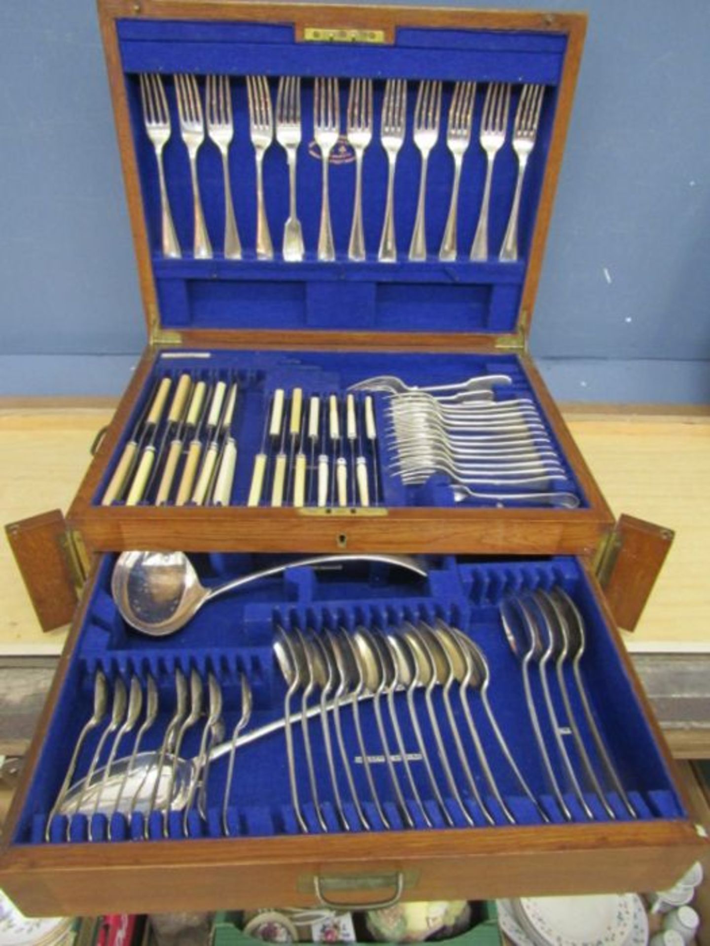 An oak military style canteen of near matching cutlery for 12 settings plated and with large ladle - Image 2 of 4