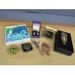 Costume jewellery to include brooches etc