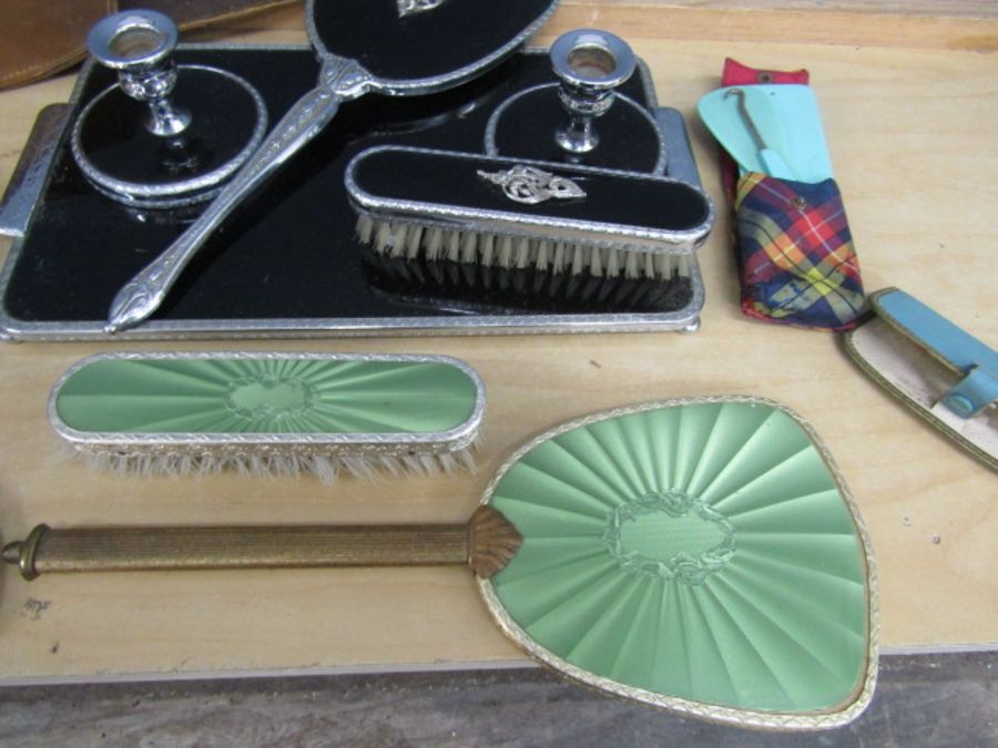 Vintage dressing table sets and brushed in leather case - Image 4 of 5