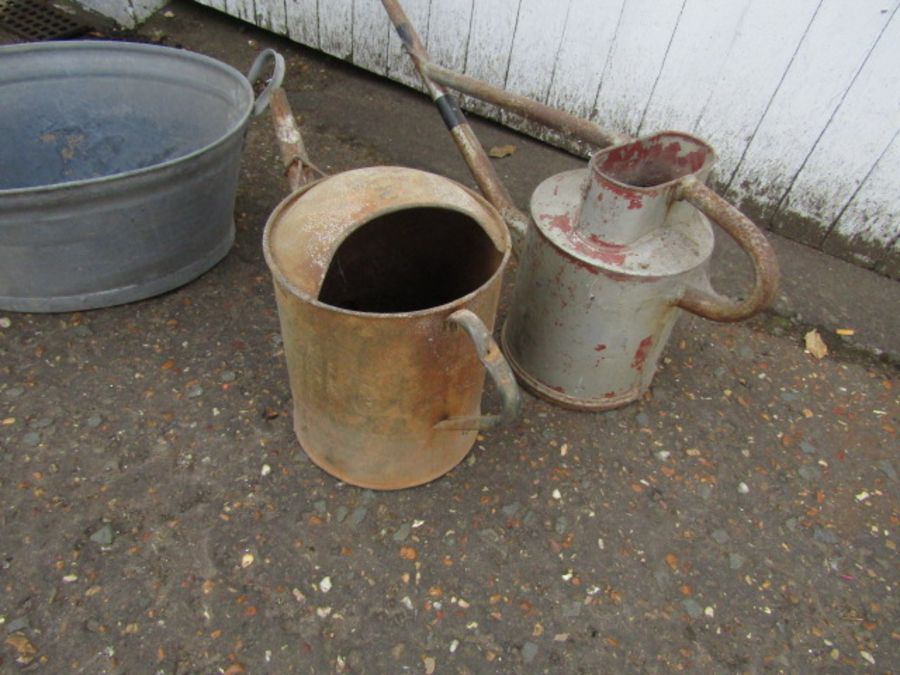 Galvanised bath and 2 watering cans - Image 3 of 4