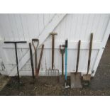 Vintage garden tools to include potato fork etc (some woodworm to handles)