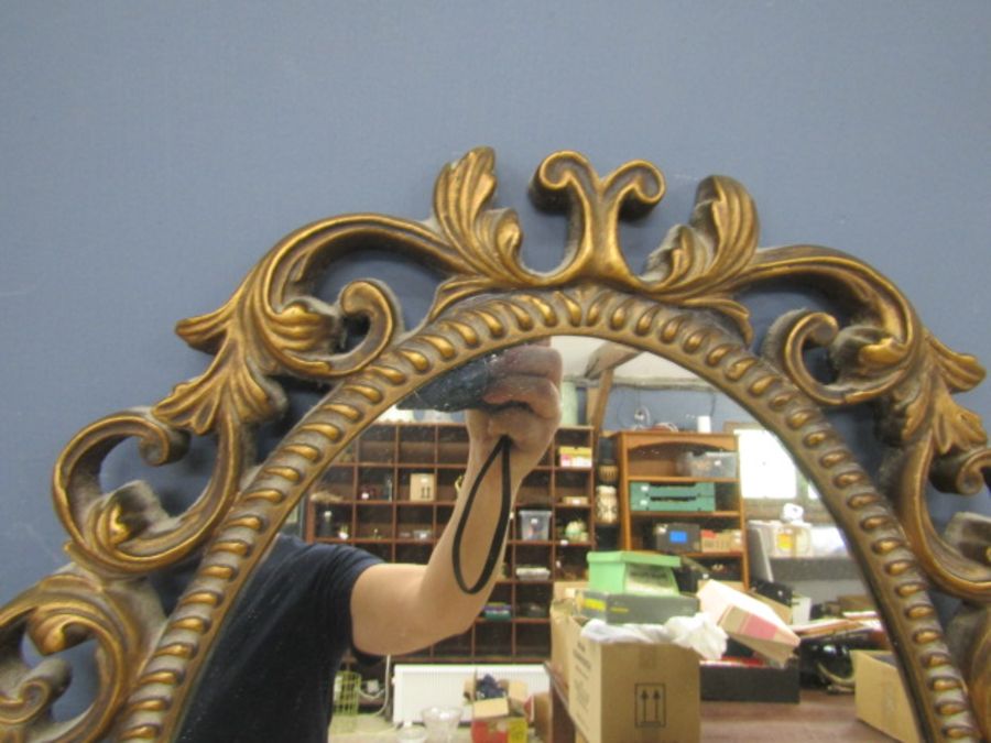 An oval gilt framed mirror - Image 2 of 2