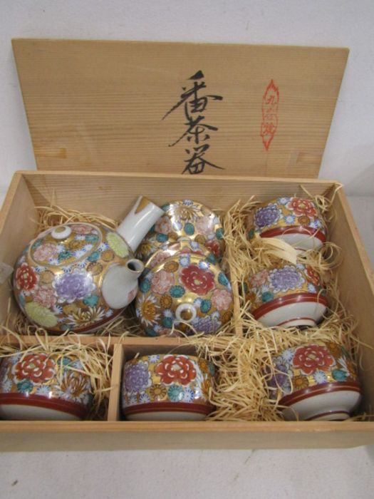 A Japanese tea set in wooden gift box