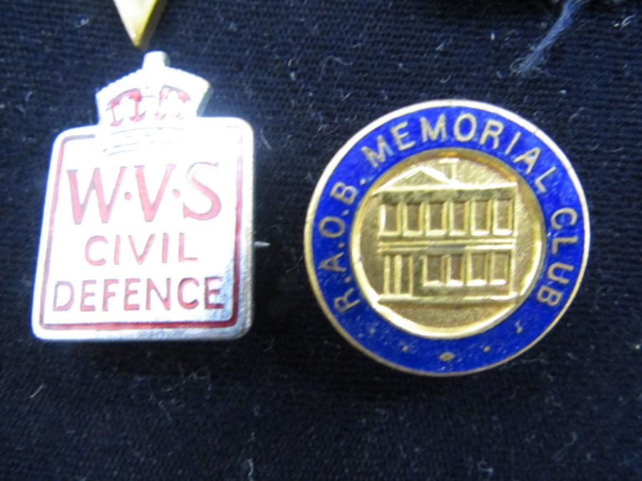 WW2 era badges, medal and patch plus a Butlins badge! - Image 3 of 5