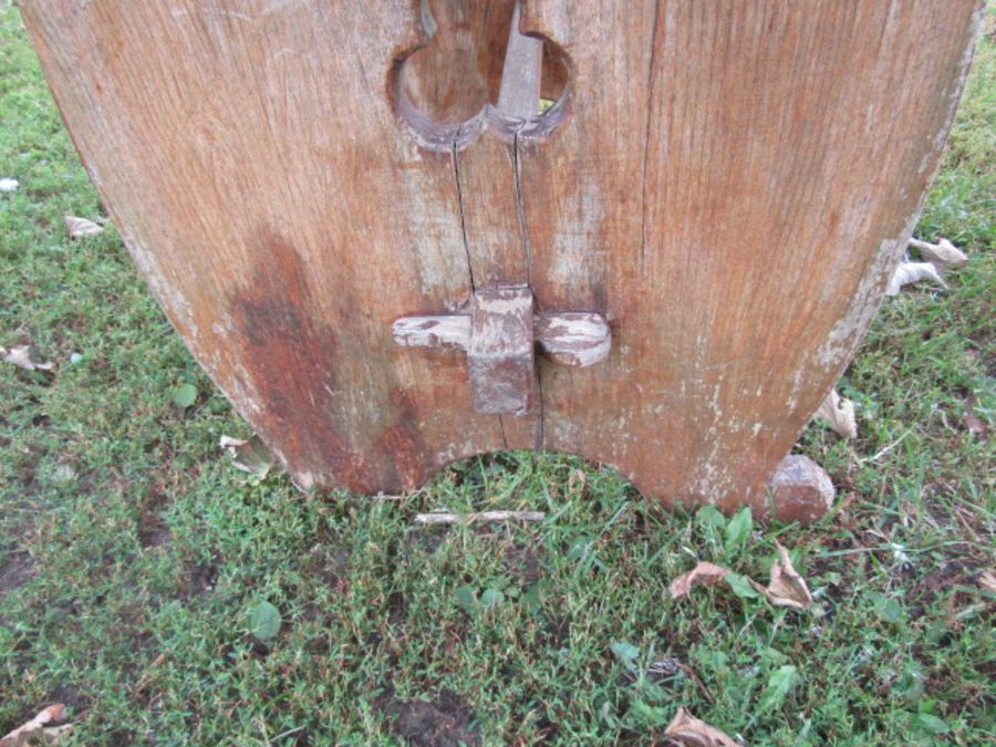 Rustic oak? table and pair of benches - Image 5 of 5