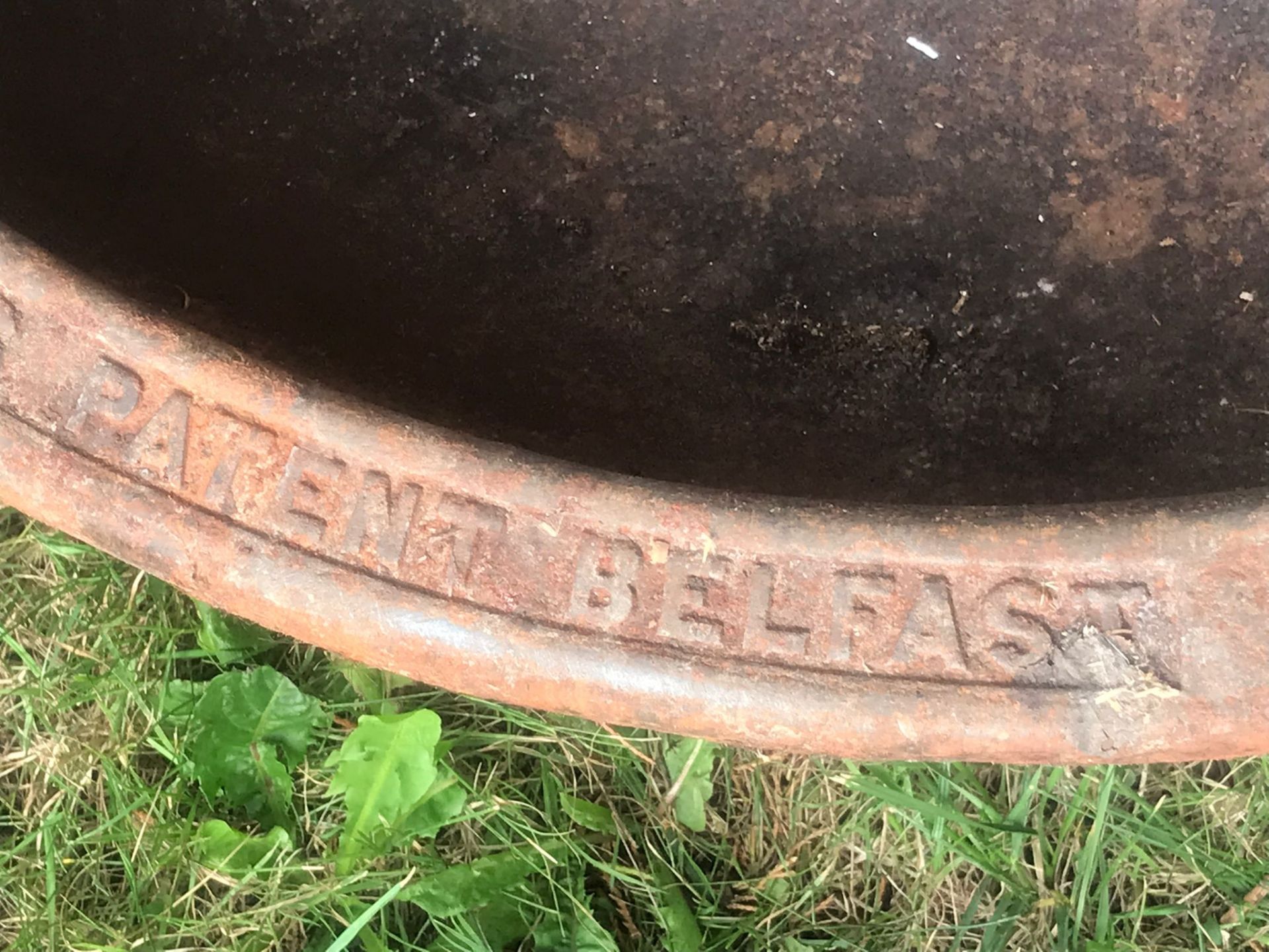 Caste iron corner feed trough, Musgrave of Belfast - Image 3 of 4