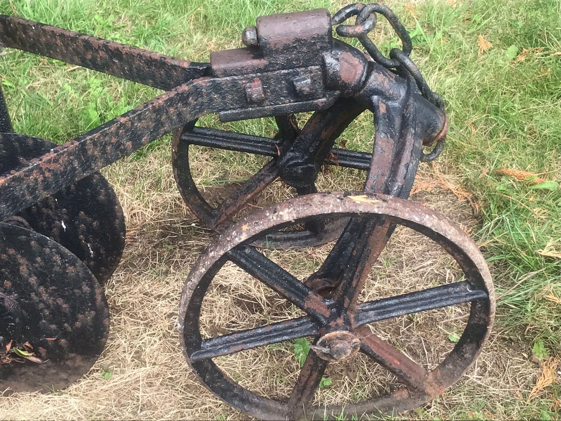 Vintage horse drawn single row sugar beet lifter - Image 2 of 6